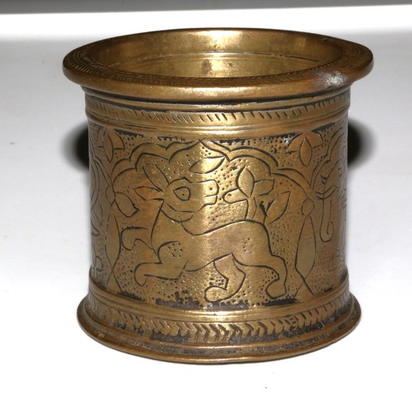 Vintage brass wide heavy candle stand engraved animals peacock elephant - Picture 6 of 8